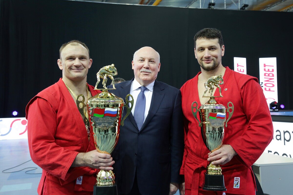 Дмитрий Мезенцев с Андреем Казусёнком (1 место) и Артёмом Осипенко (2 место)