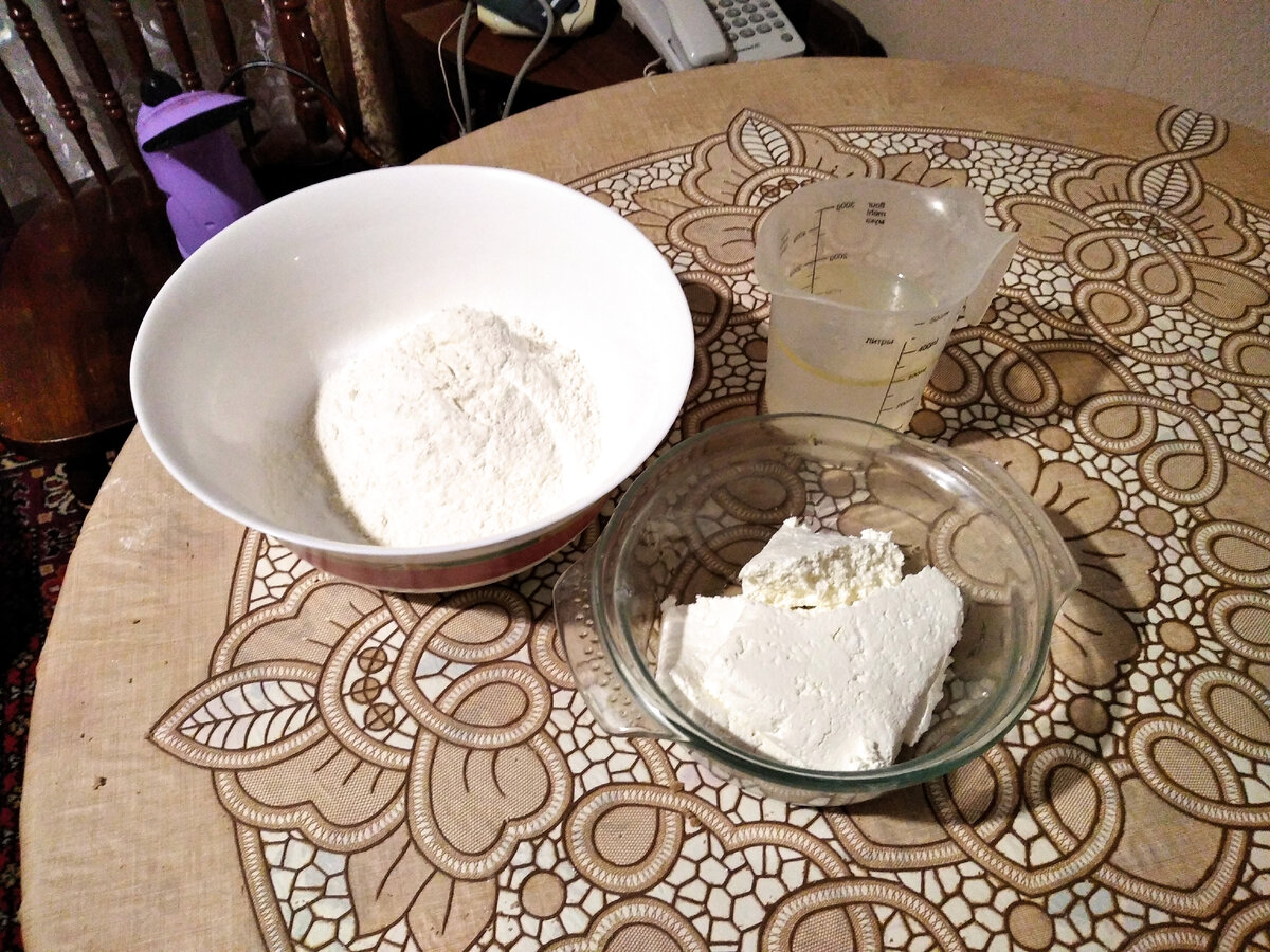 Мука, творог и вода для вареников с творогом. Фото автора oldp0var.
