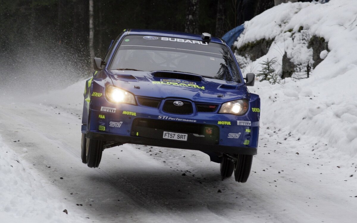 SUBARY- это легенда ралли, машину выпускают с 1992 года. Машине дали красиво имя Impreza- что с итальянского переводиться как жажда успеха, перед инженерами поставили задачу построить автомобиль который бы стал оружием победы для самых без башенный гонщиков того времени пилотов чемпиона мира по ралли, автомобиль получил аппазитный четырех цилиндровый  турбо двигать который прекрасно поддавался тюнингу .  Для победы у субару было всё прочная надёжная полноприводная трансмиссия, особенное для раллийной модификации было целых 3 блокировки в полноприводный системе что превращала субару в пажирателя поворотов на максимально возможной скорости и даже не пытайтесь обогнать её на извилистое трассе . Поэтому владельцам у которых есть такая модификация глубоко плевать какое покрытие к них под колесами . Даже сейчас этот полный привод считаетъся самым совершенным и самым надёжным. 