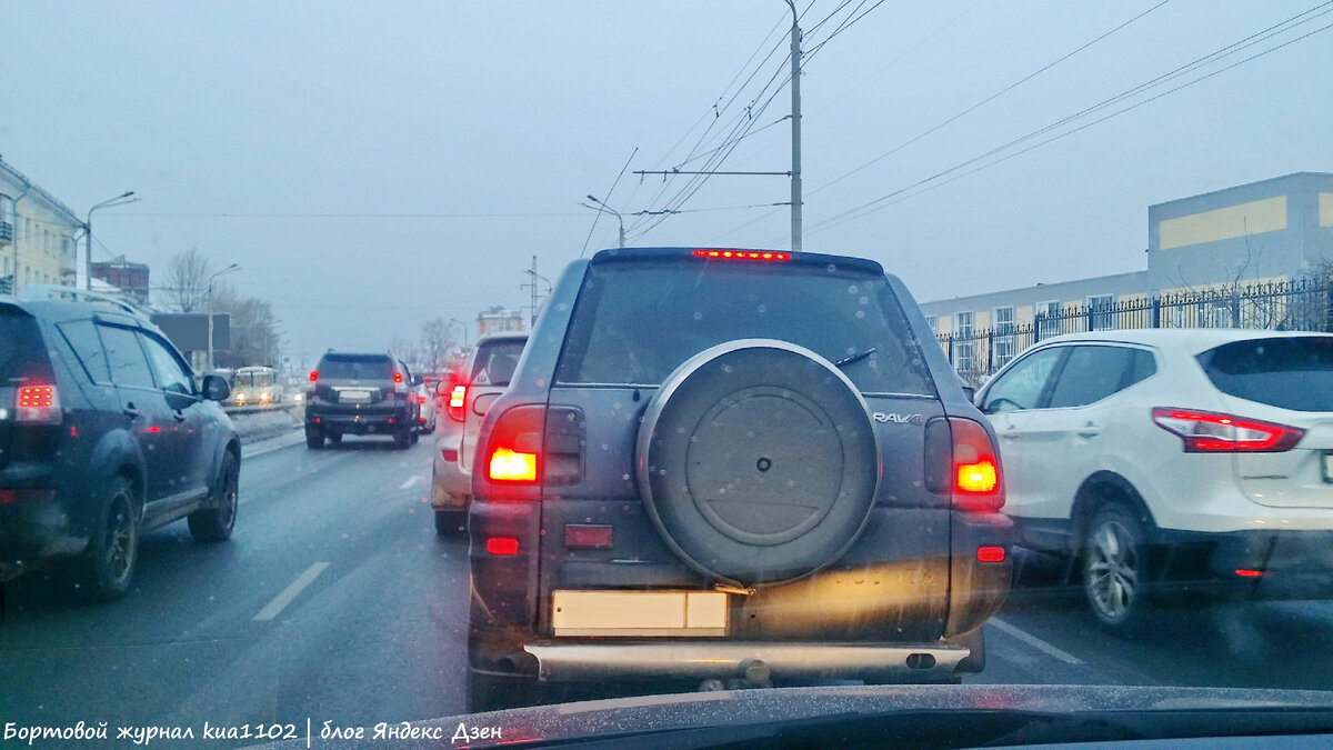 Это - японский кроссовер Toyota RAV4. Автор фотографии kua1102