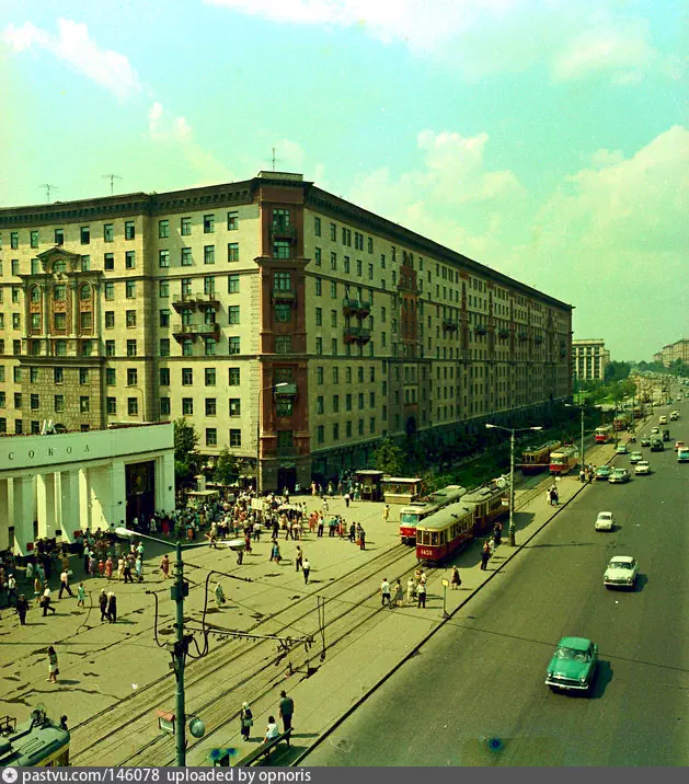 У метро "Сокол", 1969 г. Автор: М. Чернов.