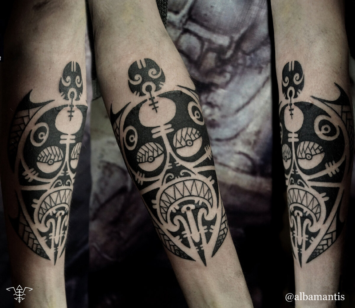 Татуировка черепахи с маской Тики на панцире (не является описываемой в этой статье работой)