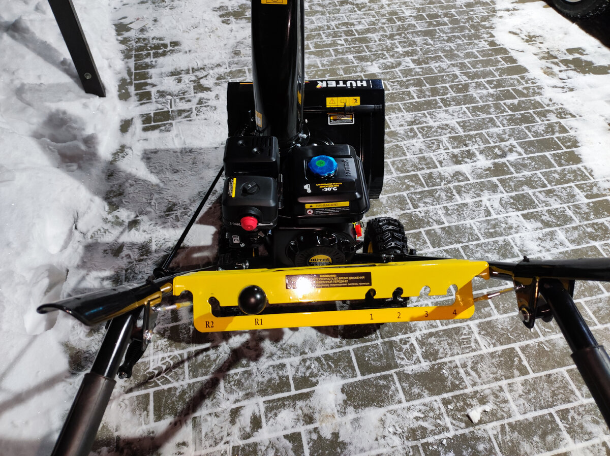 Перекидал мокрый снег дешевым бензиновым снегоуборщиком. Расскажу о ...