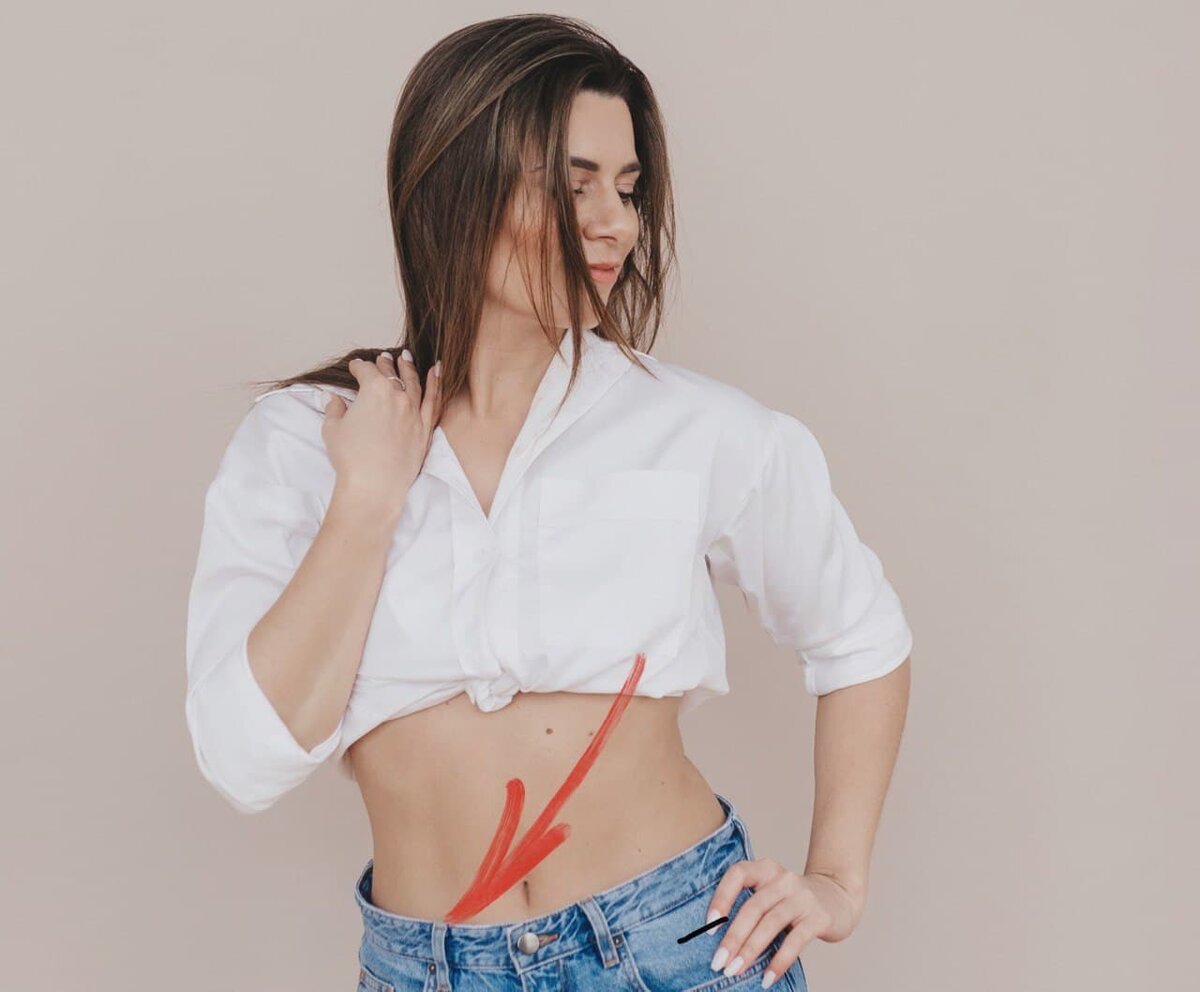 Находится примерно посередине между пупком и правой подвздошной костью