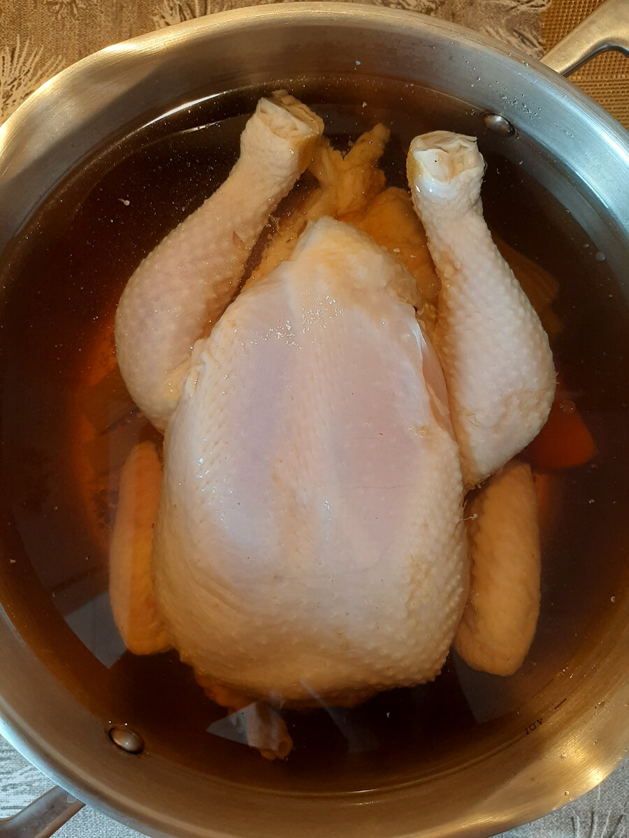 Вот так она выглядит после ночёвки на балконе. Курицу перевернула, чтобы и другая её  часть лучше просолилась.