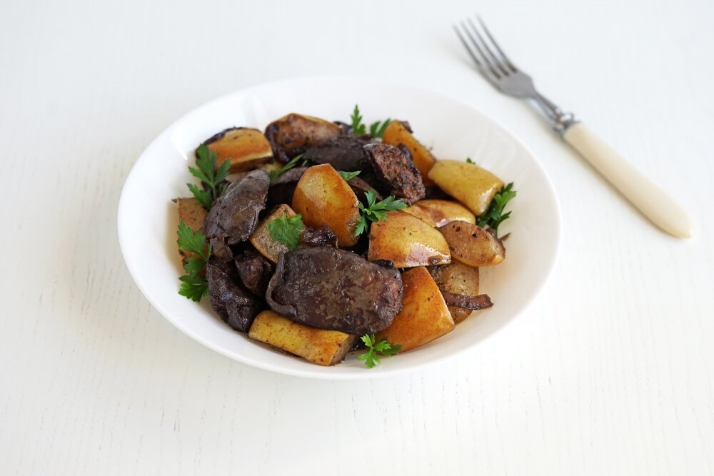Куриная печень с грушей и луком в вине 