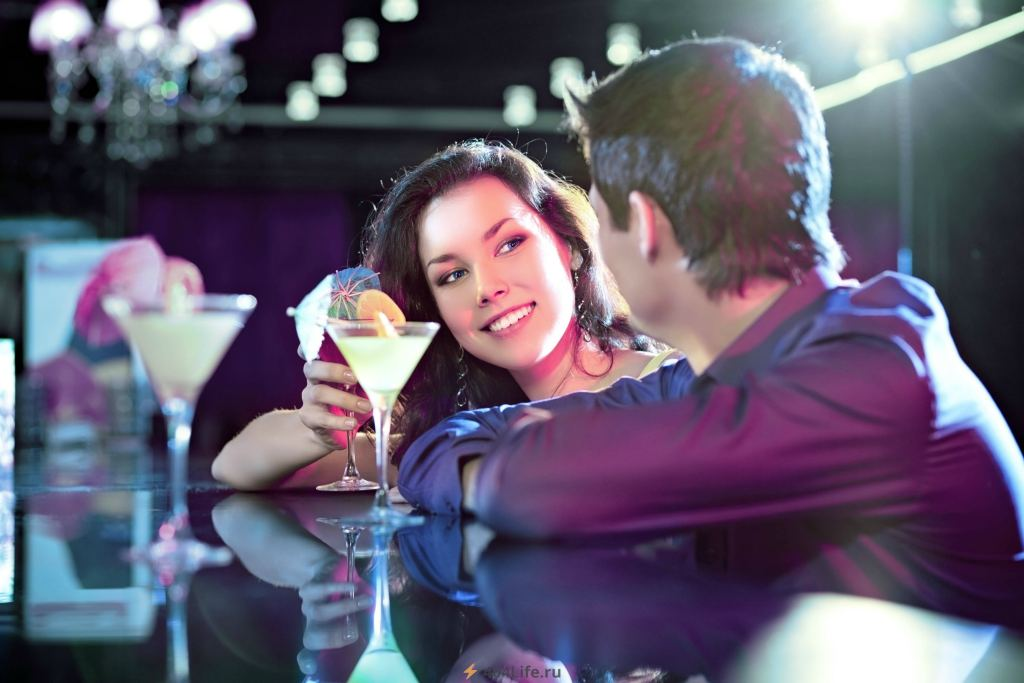 флиртовала с другим. флиртовала с другим. мужчина среди женщин. женщина и несколько мужчин. женщина привлекает мужчину.