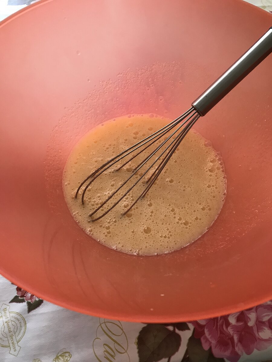 Яйца, сахар- взбиваем