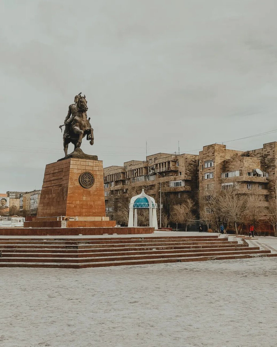 Памятник Конырбайулы на площади Независимости