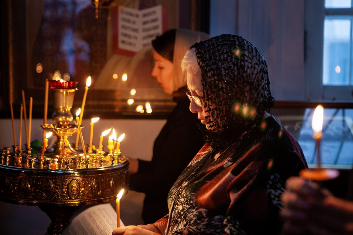 живопись женщина в храме. одинокий человек у храма. православная любовь. мужчина молится. прп.