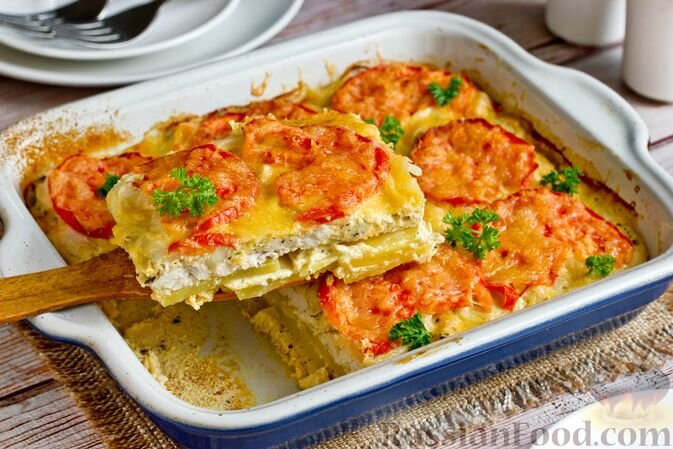 картофель, куриное филе, помидоры, сыр твёрдый, лук репчатый, яйца, сметана, паприка молотая, куркума молотая, травы сухие итальянские, соль, перец чёрный молотый, масло подсолнечное