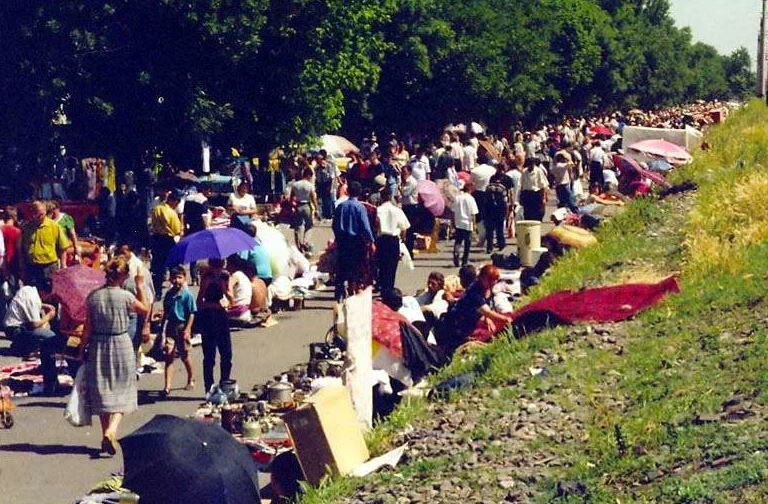 Купить на Тезиковке можно было все что угодно от хромого ежика, до дорого антиквариата.