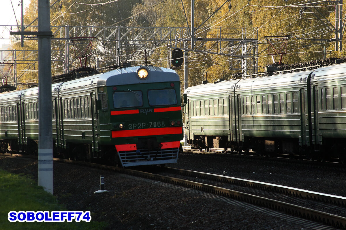 Электропоезд ЭР2Р-7068. Перегон Реутово - Железнодорожная Московской железной дороги. Октябрь 2010 года