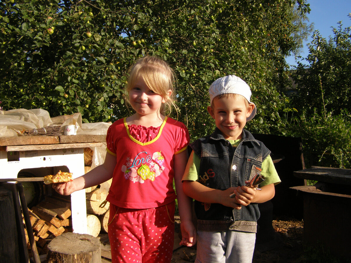 Мои внуки Юля и Саша, 2008 год