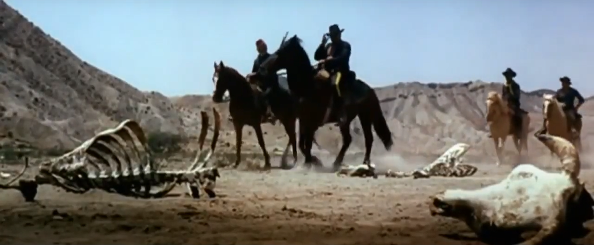 Для антуражу накидаем костей