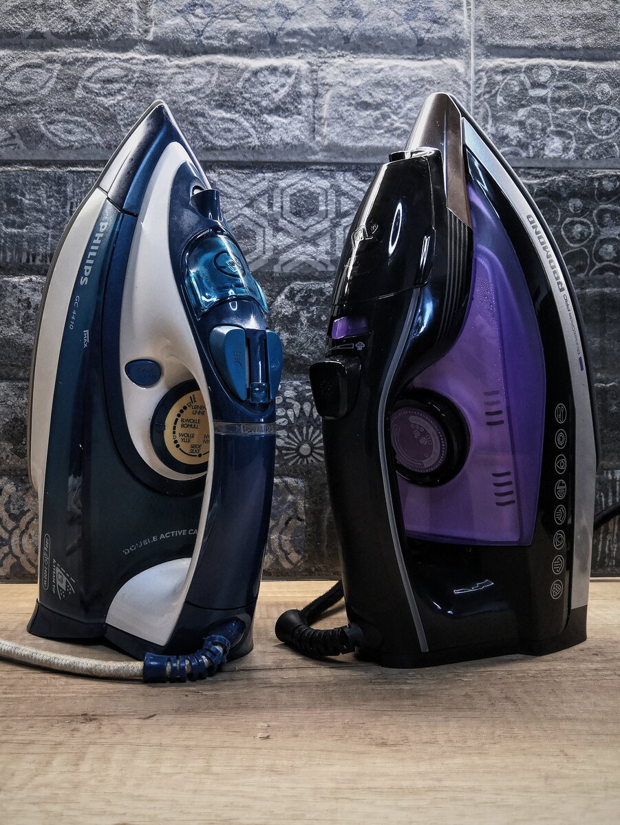 Слева наш долгожитель экс-утюг, с которым мы не можем расстаться вот уже 15 лет.   Справа его приемник.