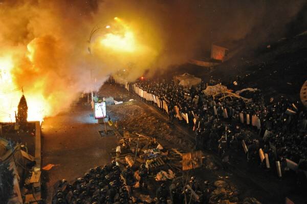 Источник фото: РИА «Новости» / Алексей Фурман
Кордоны полиции у площади Независимости в Киеве, где начались столкновения оппозиции и сотрудников милиции. 2014 год📷
