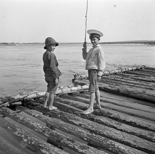 Мальчики ловят рыбу с плота на реке Оке. Фотограф Д. Н. Смирнов. 1907–1910 / Фотография с официального сайта Русского музея