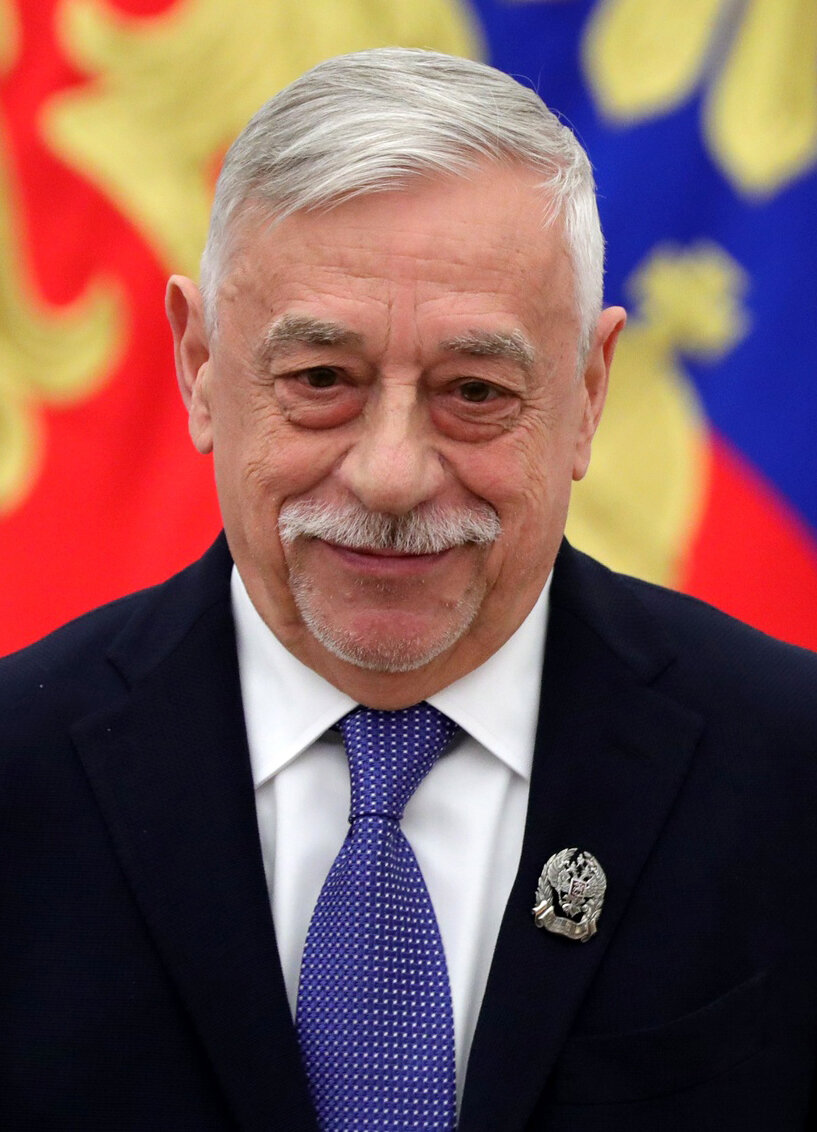 Советский и российский кинорежиссёр, сценарист, кинодраматург, продюсер, актёр кино, педагог. Заслуженный деятель искусств Российской Федерации. Лауреат Премии президента Российской Федерации 