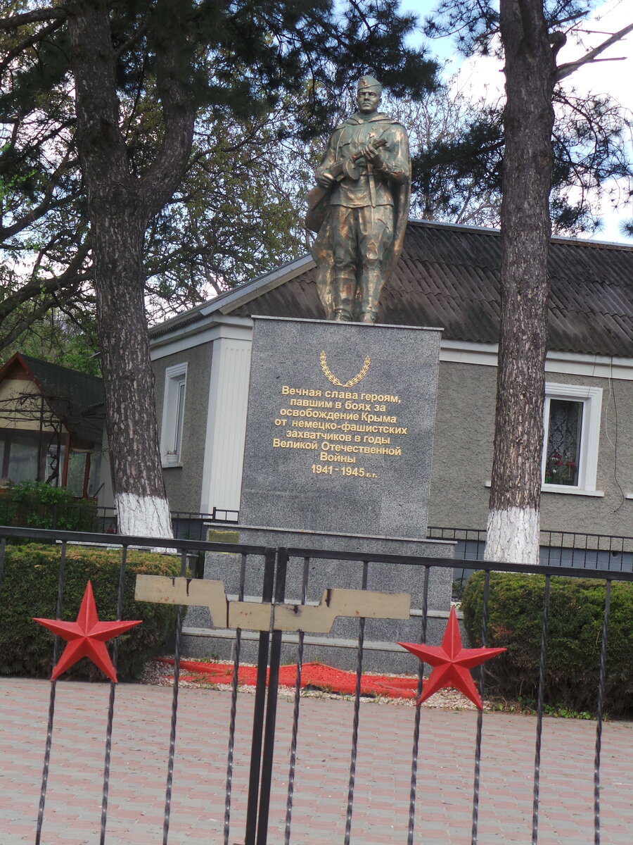 Памятник воинам в  с. Перевальное Симферопольского района