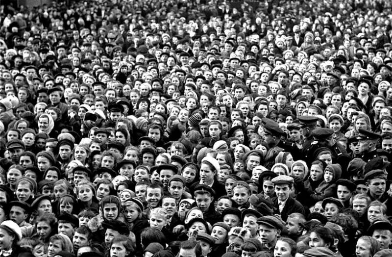 3 над. 9 Мая 1945 года в Москве. Ликование Победы 1945. Счастье Победы 1945. Люди 9 мая 1945.