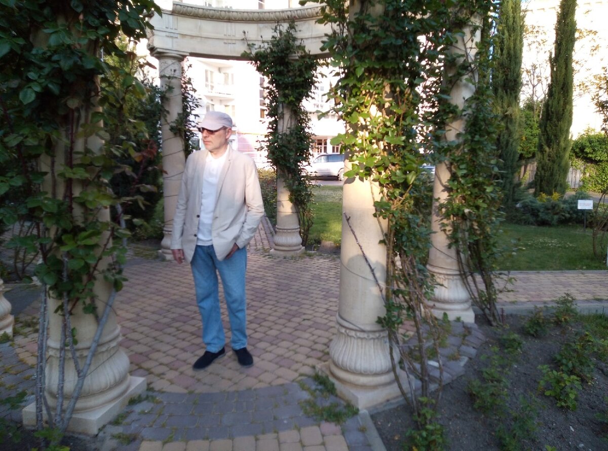 Михаил Лекс, автора рассказа, канала «Как стать счастливым?» и первого комментария