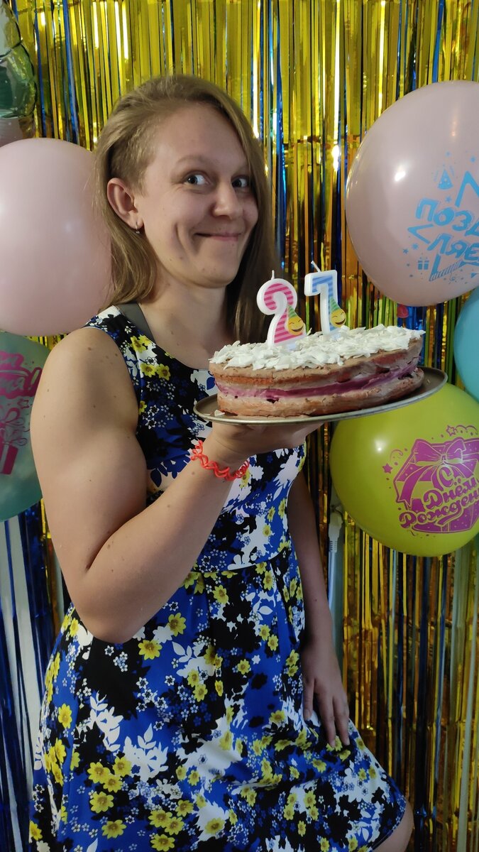 Я очень люблю сладости и вредную еду😅