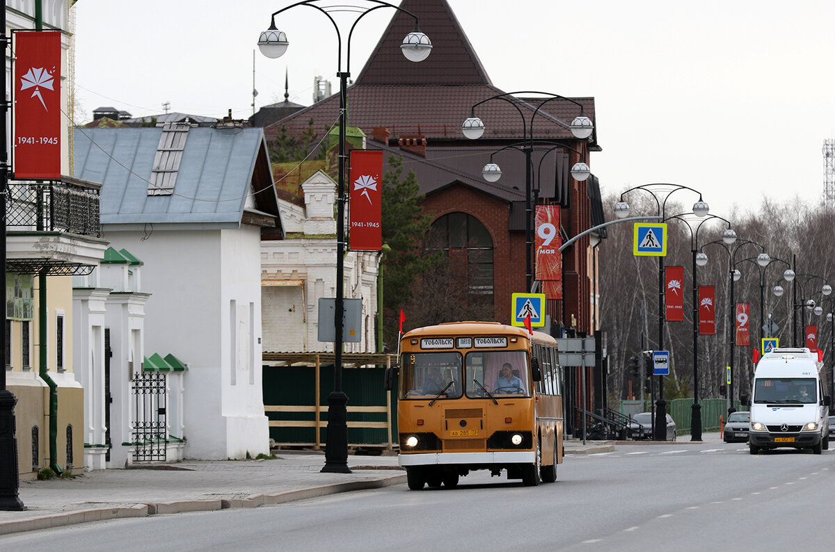 немного ожидания и вот, показался автобус из детства