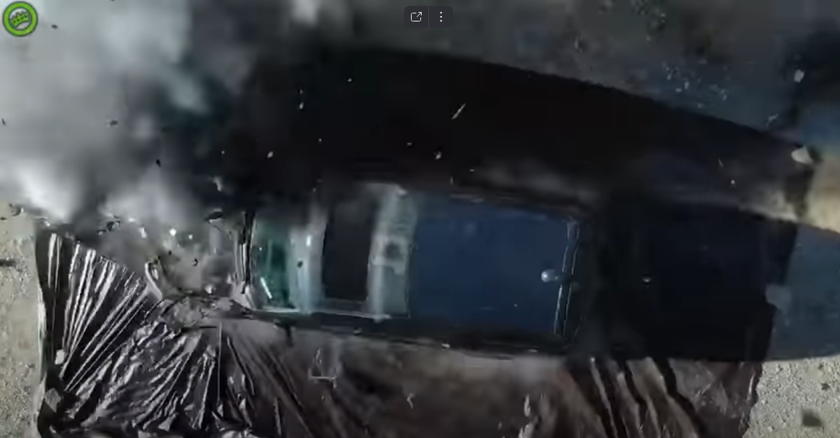 Стрельба танка по машине в замедленной съёмке. Из открытых источников