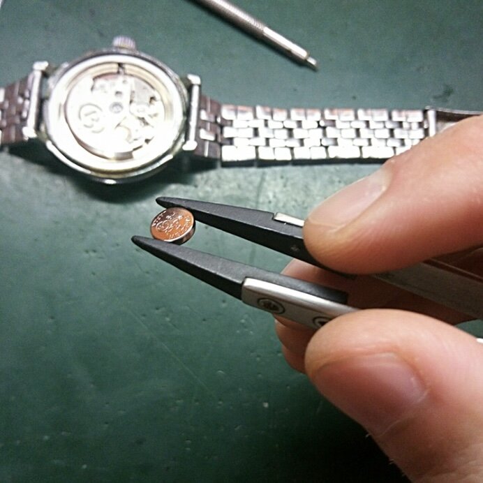 Батарейка - всё что нужно для хорошей работы кварцевых часов.