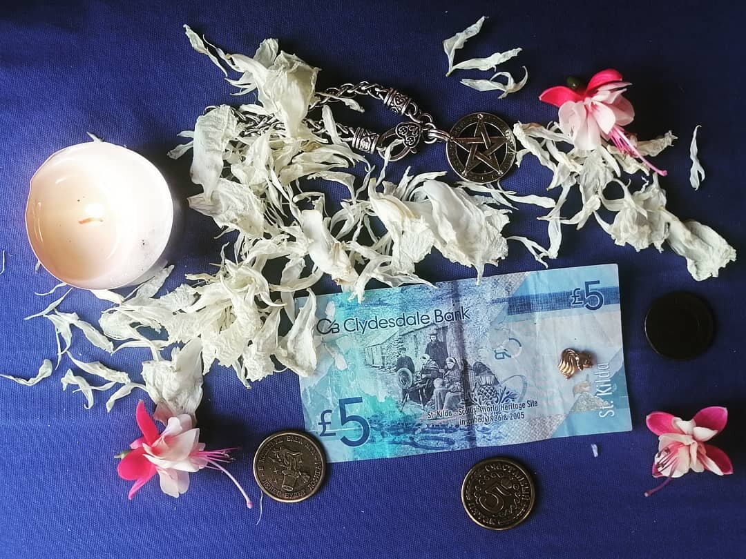 На фото мои счастливые пять фунтов из Шотландии. 