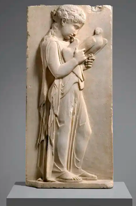 Мраморная могильная стела маленькой девочки, ок. 450-440 гг. до н.э., греческий, через Метрополитен-музей, Нью-Йорк.