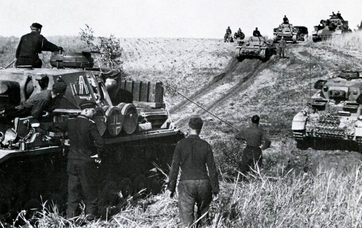 Немецкие танки в Украине. Июнь 1941 года. На переднем плане - Pz. IV Ausf. E.