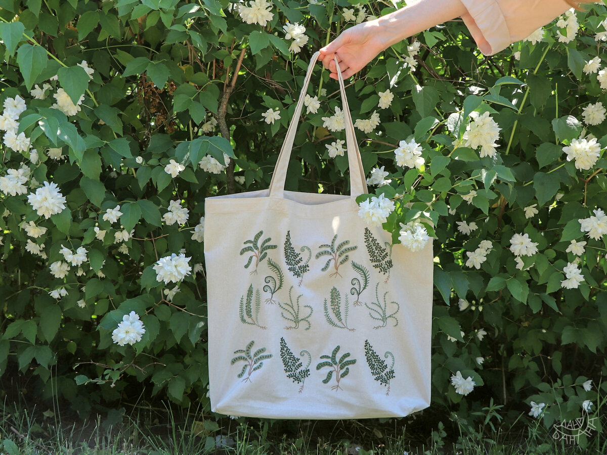 Чубушник отлично справляется с ролью фона к кучерявой вышивке))