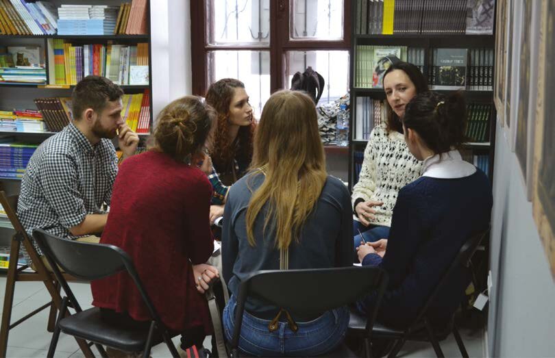 Книгами выступают не бумажные тома, а люди. Фото из сети