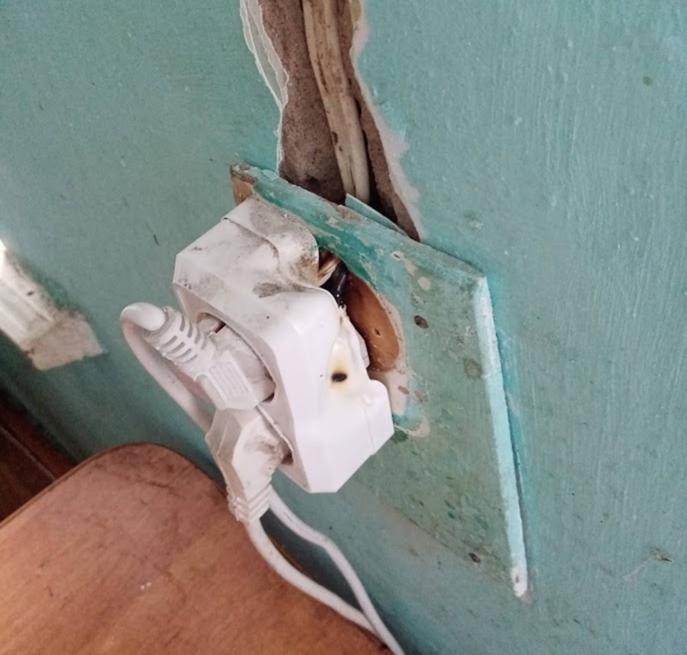  Сгоревшая розетка