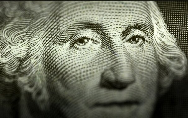 Курс доллара США к рублю на торгах 22 июня опускался ниже ₽53 — впервые с июня 2015 года. Рубль постепенно укрепляется с начала марта — на пике 10 марта доллар поднимался почти до ₽121,53. Таким образом, с весенних максимумов он упал более чем в два раза