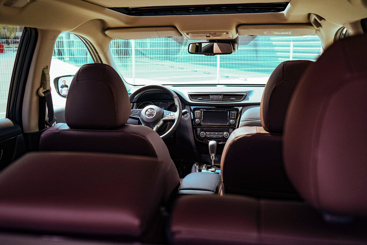 Сначала сиденья обзавелись регулировками. Это были примитивные крепления на продольных салазках, обеспечивающие движение вперед и назад. Сегодня же автокресла регулируются еще по высоте и углу наклона подушки, а также по наклону спинки. Вы можете зафиксировать удобное положение подлокотника, выбрать оптимальный уровень бедерной и боковой поддержки или даже сложить сиденья, организовав спальное место.