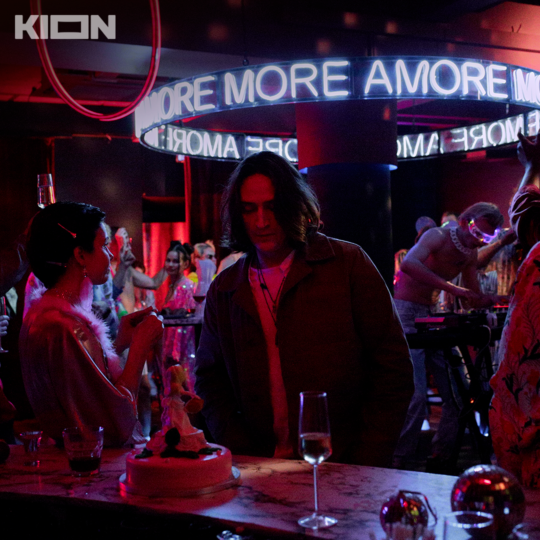 Кадр из оригинального сериала "AMORE MORE" (2022)