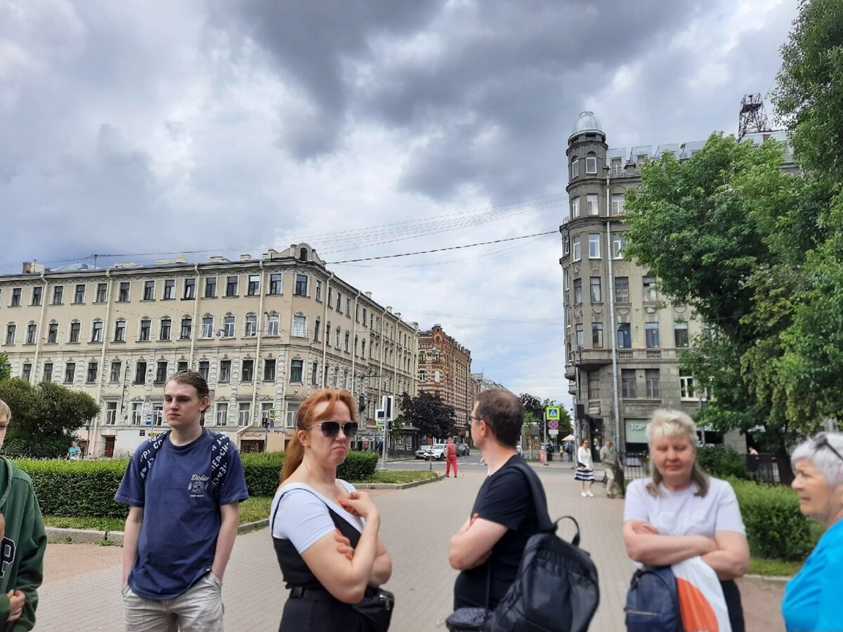Здание слева - памятник, здание справа - нет. Всему виной В. И. Ленин, бывавший только в здании слева.