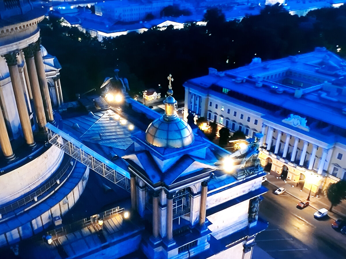 Она приехала в Питер