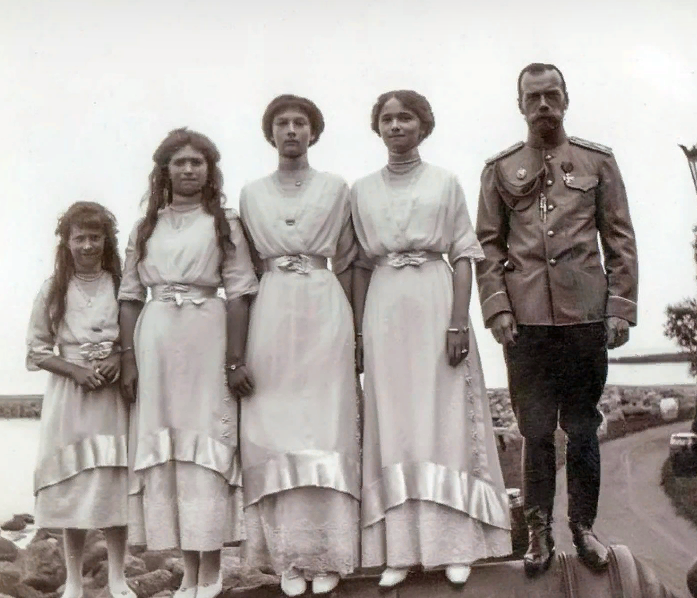Николай II с дочерьми