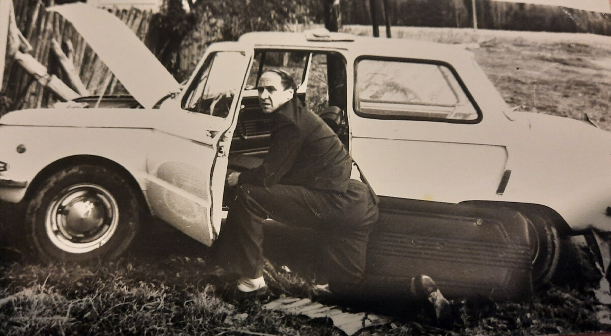 Дядя на фоне другой своей машины - ушастого Запорожца. Фото сделано примерно в 1980 году