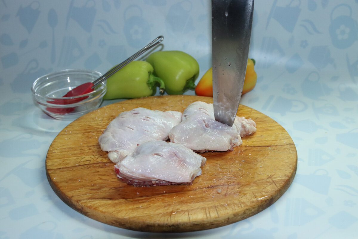 Нужно хорошо отбить и проколоть бедрышки