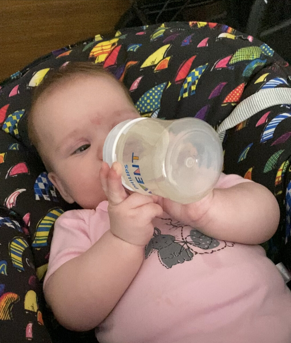 Пьёт водичку после прикорма 