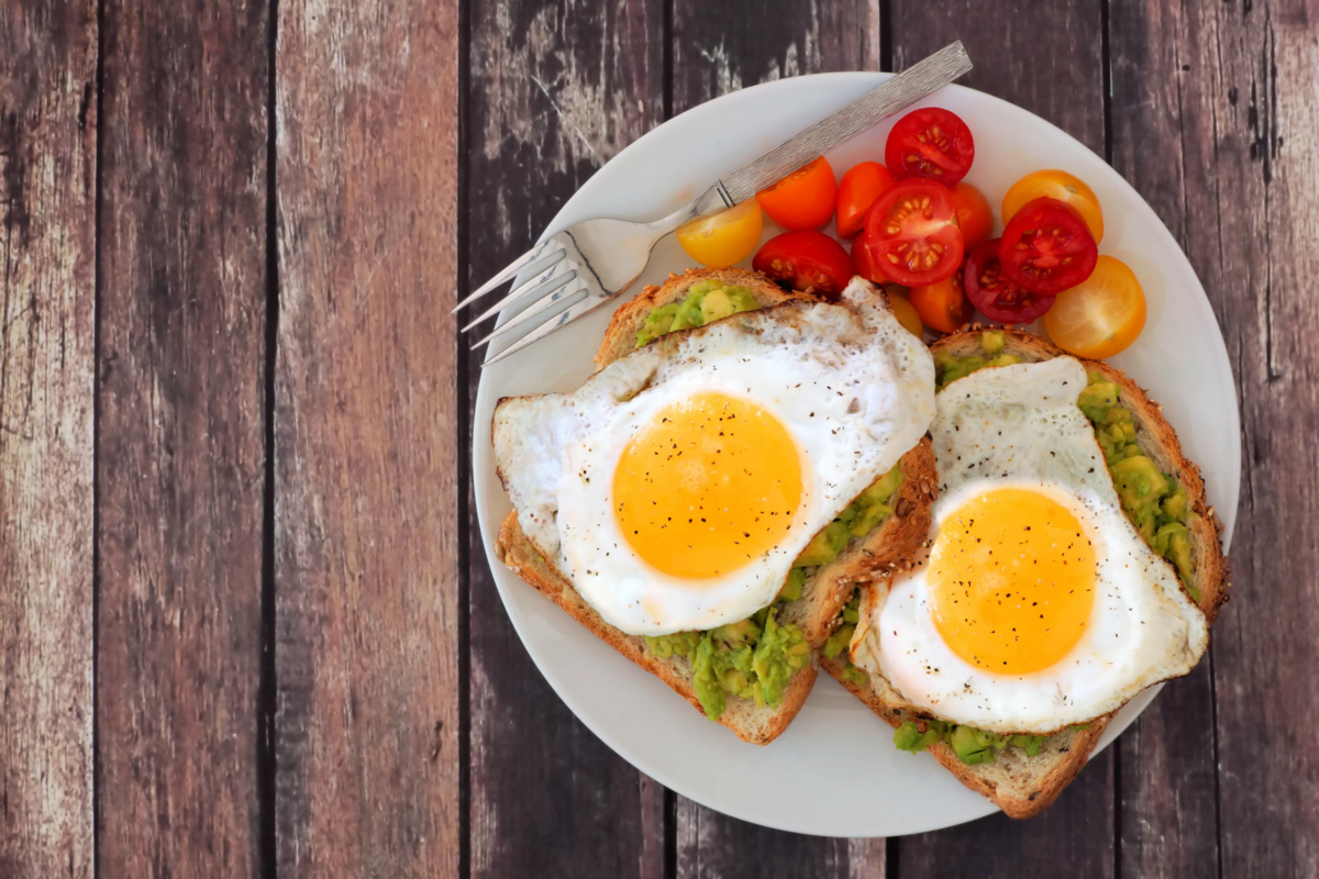 Если человек страдает повышенным холестерином в крови, то ему можно съедать два или три яйца в неделю и не жарить их, а отварить или сделать омлет. 