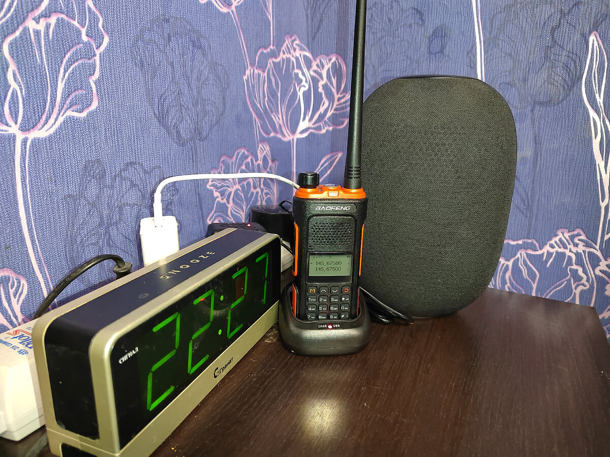 Рация заняла место на прикроватной тумбочке