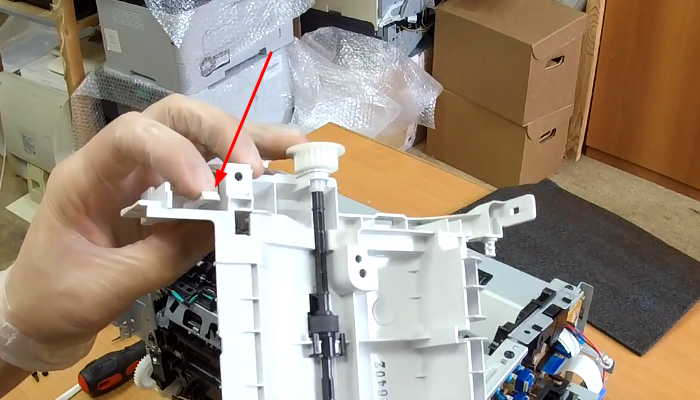 Фото 88. Выгнули ось ролика захвата бумаги