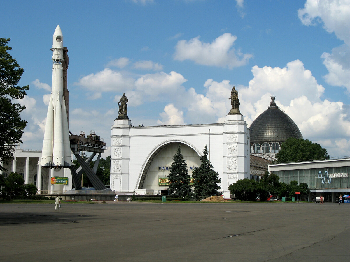 Площадь Машиностроения на ВДНХ,, 90-е годы.