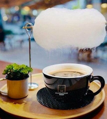 Этот кофe подaется с облaком слaдкой ваты. Пар от чашки поднимается и облако начинает поливать кофе сахаром.